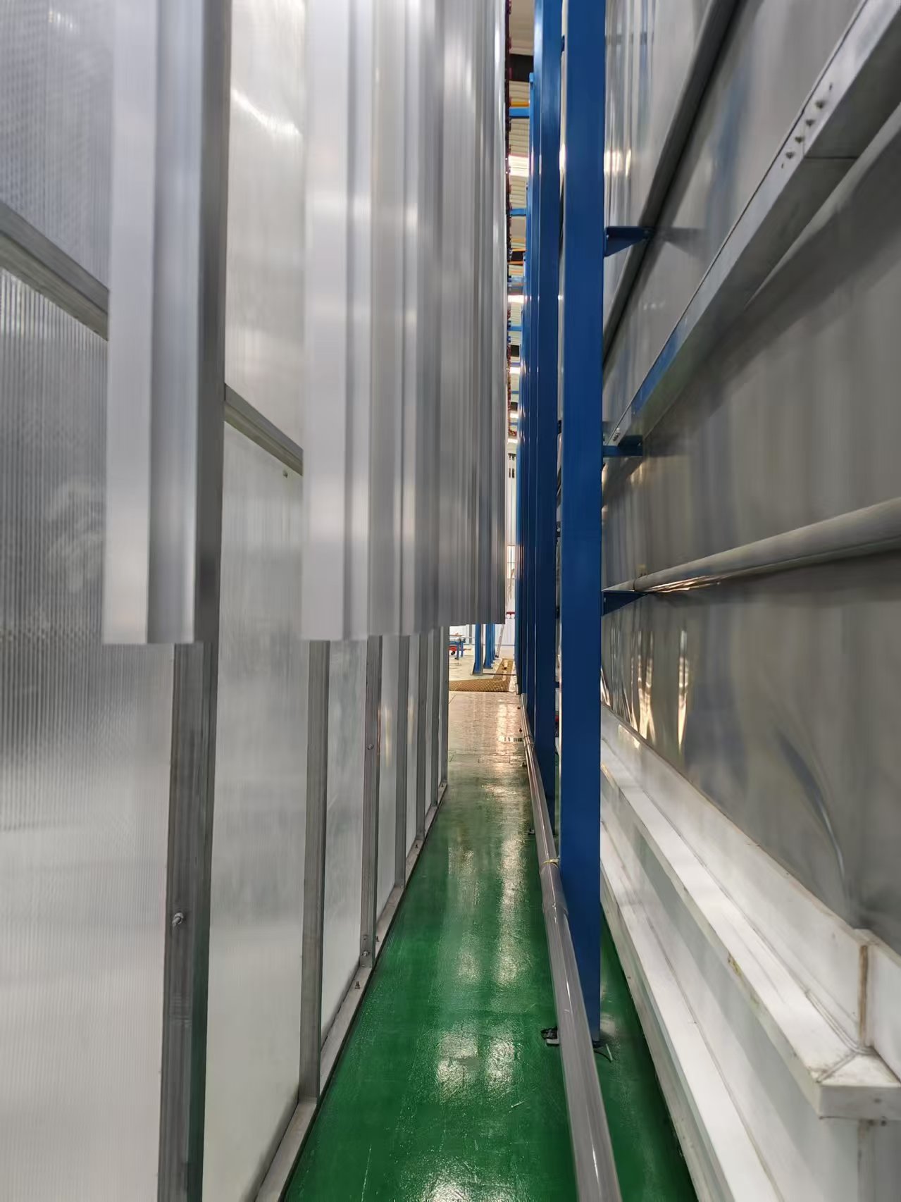 Vertical intelligent automated production line for aluminum profile spraying